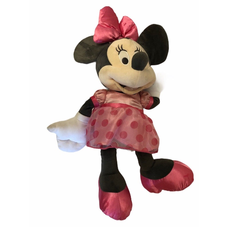 Pu&ograve; includere: Una bambola di peluche di Minnie Mouse, con un vestito rosa a pois, fiocco e scarpe abbinati. La bambola ha orecchie nere, un viso color crema e guanti bianchi. Questo personaggio Disney &egrave; un giocattolo classico.