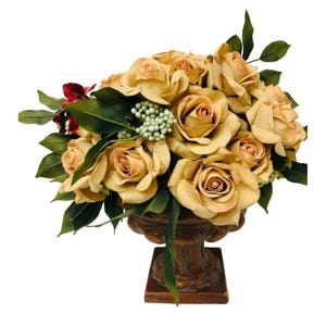 Rosas artificiales vintage de color beige en un jarrón con pedestal, vegetación y bayas