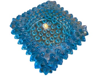 Cenicero pequeño de vidrio con relieve sin marca, azul, estilo vintage de mediados de siglo, 3" x 3"