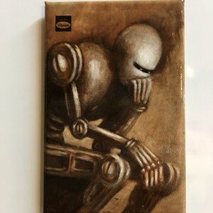 Può includere: Un dipinto di un robot metallico in una posa contemplativa, che ricorda la famosa statua del "Pensatore". Il robot è rappresentato in tonalità di marrone e grigio, con una superficie testurizzata. Il dipinto è firmato "art by Vikram" nell'angolo in alto a sinistra.