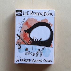 Puede incluir: Una baraja de cartas con una ilustraci&oacute;n de dibujos animados de un peque&ntilde;o segador sosteniendo una guada&ntilde;a y mirando una baraja de cartas. El texto en la caja dice "Lil' Reaper Deck" y "54 cartas de juego &uacute;nicas".