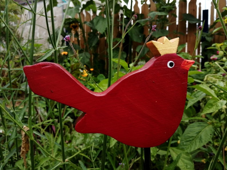 Zaunkönig mit Krone in Rot Weiß und Türkis, wetterfest lackierter Massivholz Gartenstecker , Gartendekoration outdoor zdjęcie 6