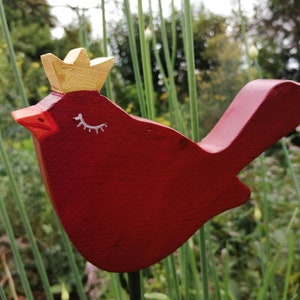 Zaunkönig mit Krone in Rot Weiß und Türkis, wetterfest lackierter Massivholz Gartenstecker , Gartendekoration outdoor image 3