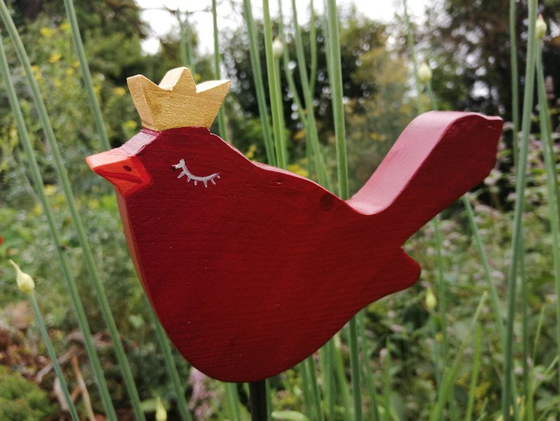 Zaunkönig mit Krone in Rot Weiß und Türkis, wetterfest lackierter Massivholz Gartenstecker , Gartendekoration outdoor Bild 3