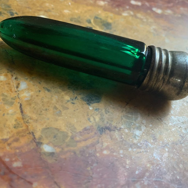 Antique victorien faceted vert émeraude bouteille de sels odorant avec bouchon, flacon de médicaments des années 1800, apothicaire, flacon de parfum