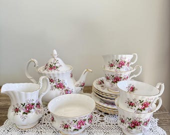 Royal Albert Lavender Rose Tea Set – Teapot, Sugar Bowl, Milk Jug & 4 Trios – England c.1970s–80s