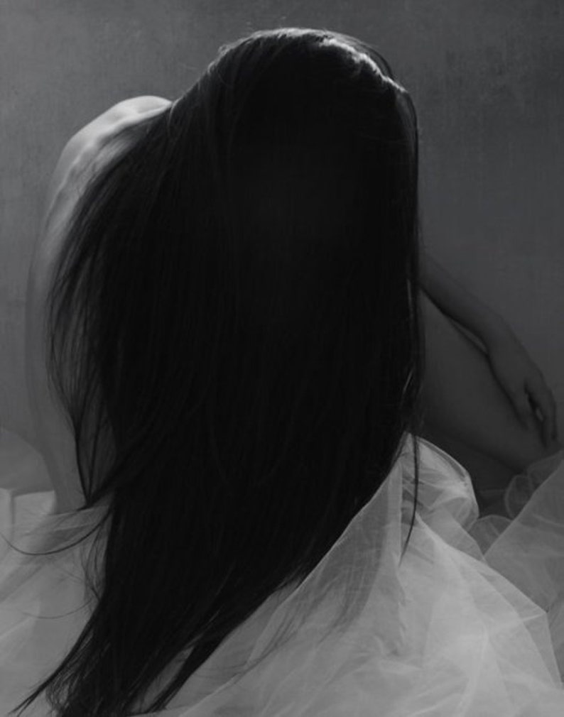 К чему снятся длинные черные волосы. Девушка в тумане с черными волосами. Черные волосы в тени. Черно белые волосы. Картина чёрных волос.