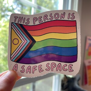 Sticker This Person is a Safe Space | Queer-sticker | Gestanste sticker | LGBTQIA+-sticker | Sticker maand Pride | Sticker waterfles