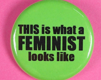 So sieht ein Feminismus aus Anstecknadel, 3cm oder 6cm Pin für Rucksack, Tragetasche oder T-Shirt, ALLE 6 FARBEN INBEGRIFFEN