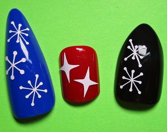 Pequeñas pegatinas de vinilo con diseño retro de estrella atómica para decorar uñas en casa.