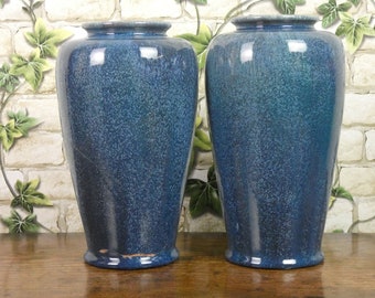 Fantastisches Paar blau glasierte Vasen von Pilkington's Royal Lancastrian Art Pottery