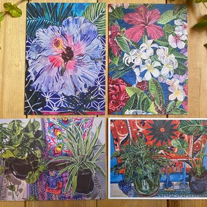 Conjunto de 4 tarjetas de felicitación en blanco. Frangipani floral de hibisco, patrones textiles indios tailandeses