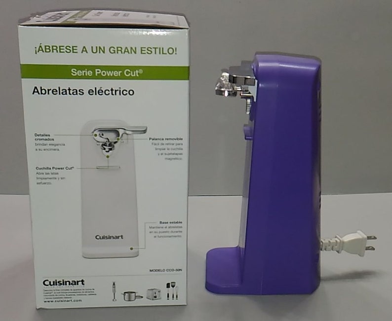 Puede incluir: Un abrelatas el&eacute;ctrico blanco con base morada y mango cromado. La caja muestra el producto en uso y presenta el texto "&iexcl;&Aacute;BRESE A UN GRAN ESTILO! Serie Power Cut&reg; Abrelatas el&eacute;ctrico".