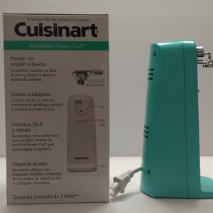 Pode incluir: Um abridor de latas el&eacute;trico Cuisinart Power Cut azul turquesa com base branca e cabo preto. A caixa mostra as caracter&iacute;sticas do produto e uma garantia limitada de 3 anos.