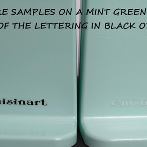 Puede incluir: Dos abridores de latas de color verde menta con la palabra "Cuisinart" impresa en ellos. Un abridor tiene letras negras y el otro tiene letras blancas.
