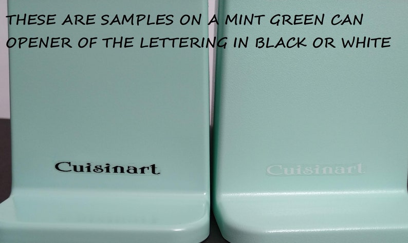Puede incluir: Dos abridores de latas de color verde menta con la palabra "Cuisinart" impresa en ellos. Un abridor tiene letras negras y el otro tiene letras blancas.