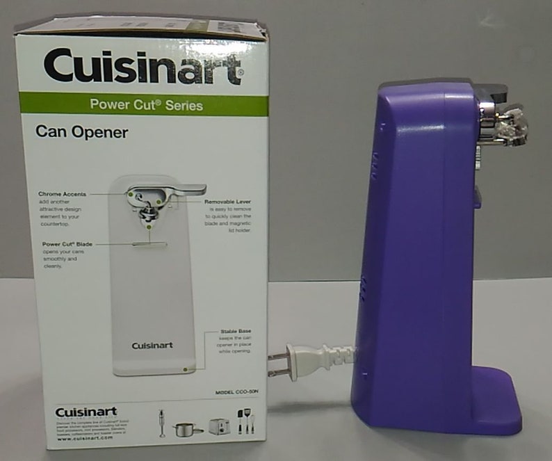 Puede incluir: Abrelatas el&eacute;ctrico morado con base blanca y detalles cromados. La caja muestra las caracter&iacute;sticas del producto y el logotipo de Cuisinart. El producto se llama "Power Cut Series Can Opener".