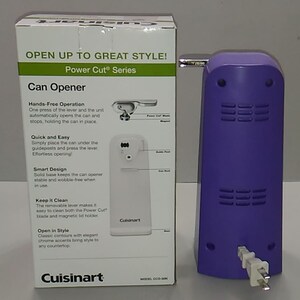Puede incluir: Una caja blanca con un abrelatas el&eacute;ctrico morado. La caja tiene el texto "OPEN UP TO GREAT STYLE! Power Cut&reg; Series Can Opener" y detalles sobre las caracter&iacute;sticas del producto. El abrelatas tiene un cable y una palanca.