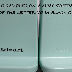 Pode incluir: Dois abridores de latas verde menta com a palavra "Cuisinart" impressa neles. Um abridor tem letras pretas e o outro tem letras brancas.