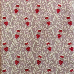 Könnte beinhalten: Ein Stoff mit einem sich wiederholenden Muster aus roten Beeren und weißen Blättern auf einem gedämpften lila Hintergrund. Die Blätter haben ein detailliertes Design, und die Beeren sind in Gruppen angeordnet. Der Gesamteffekt ist ein Vintage-Floral-Design.