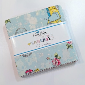 Puede incluir: Un paquete de cuadrados de tela con un estampado azul claro de flores y scooters. La tela está envuelta con una etiqueta blanca que dice "Riley Blake Designs SOMEDAY Minki". Los bordes de la tela son rosas.
