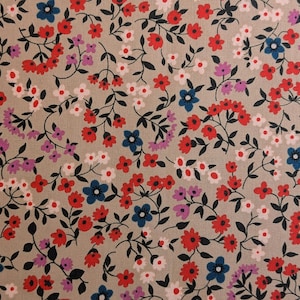 Op de afbeelding: Een set van drie keramische mokken met een gespikkelde, matte afwerking. De mokken zijn in crème, lichtgrijs en donkergrijs. Elke mok heeft een eenvoudig, minimalistisch ontwerp.