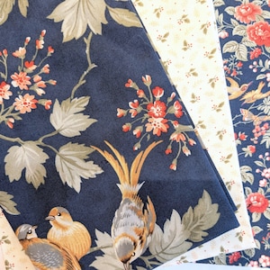 Peut inclure: Un ensemble de quatre carrés de tissu avec un motif floral et d'oiseaux. Les carrés de tissu sont dans des tons de bleu, vert, jaune et orange. Les carrés de tissu sont parfaits pour le quilting, l'artisanat et autres projets de couture.