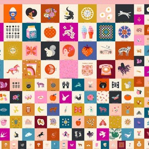 Op de afbeelding: Een veelkleurig stoffen paneel met een raster van kleine vierkante illustraties, waaronder dieren, voedsel, bloemen en objecten. Het ontwerp bevat iconen zoals rolschaatsen, telefoons, katten, tijgers en diverse bloemmotieven in een levendig palet.