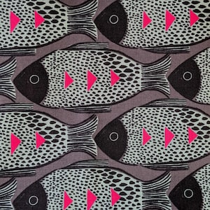 Może przedstawiać: Powtarzający się wzór stylizowanych ryb na szarym tle. Ryby są jasnoszare z czarnymi kropkami i płetwami, czarnymi oczami i jasnoróżowymi trójkątnymi akcentami. Nadaje się do tkanin lub tapet.