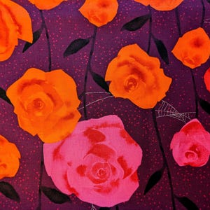 Może przedstawiać: Fioletowy materiał z powtarzającym się wzorem pomarańczowych i różowych róż. Róże są stylizowane i mają lekko abstrakcyjny wygląd.