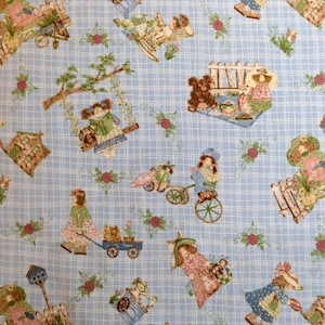 Könnte beinhalten: Hellblauer Stoff mit Karomuster, der Illustrationen von Kindern, Teddybären und floralen Elementen zeigt. Die Illustrationen zeigen Kinder auf Schaukeln, Fahrrädern und Karren, mit Rosenakzenten.