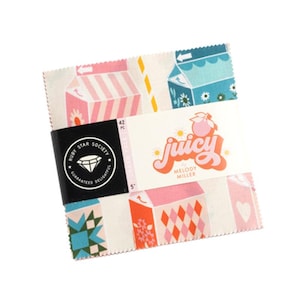 Op de afbeelding: Een set van 42 stoffen vierkantjes van 5 inch, met een patroon van melkpakken in roze, blauw en wit. De papieren band toont de tekst Ruby Star Society, 42 PC, 5 inch en Juicy by Melody Miller.
