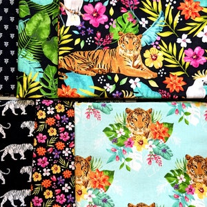 Puede incluir: Una colección de muestras de tela coloridas con plantas tropicales, tigres y pájaros. Las telas están impresas con una variedad de patrones, incluyendo estampados florales, geométricos y de animales.