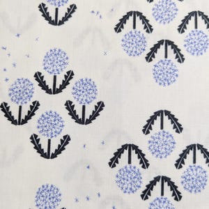 Puede incluir: Tela blanca con un patrón repetido de diseños florales azules y tallos negros. Las flores son redondas con una textura punteada, y los tallos tienen un diseño de hojas dentadas. Pequeñas formas de estrellas azules están dispersas en el fondo.