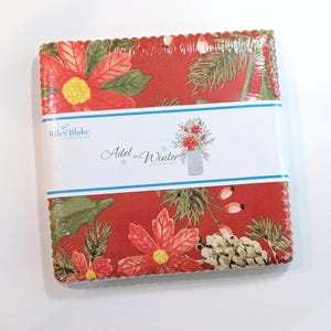 Op de afbeelding: Een bundel stoffen vierkanten met een rood poinsettia- en dennenappelpatroon. De stof is verpakt in doorzichtig plastic met een wit label met de tekst "Adel in Winter" van Riley Blake Designs.