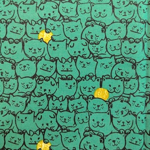 Peut inclure: Motif répété de chats de dessin animé vert turquoise avec des contours noirs. Les chats aux yeux fermés sont entrecoupés de pelotes de laine jaunes. Le tissu a un aspect texturé.