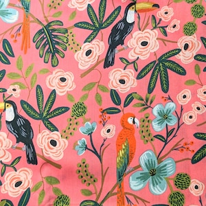 Rifle paper co - RAYON - Menagerie - Paradiesgarten Koralle - Papageien und Tukane - Stoff - OOP und sehr schwer zu finden - Verkauf per 1/2 Meter