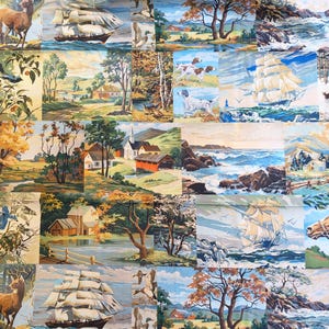 Könnte beinhalten: Ein Patchwork-Quilt mit verschiedenen Landschaftsbildern. Die Szenen zeigen Segelschiffe, Hirsche, Hunde und ländliche Landschaften mit Häusern, Bäumen und Gewässern. Die Farbpalette wird von Blau, Grün, Braun und Gelb dominiert.