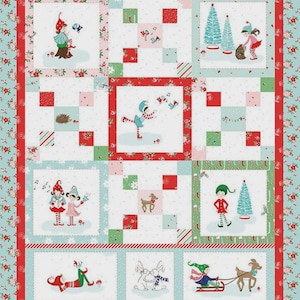 Peut inclure: Une courtepointe en patchwork au thème festif avec des illustrations d'elfes, de rennes et de lapins dans un paysage enneigé. Le design comprend des bordures rouges, vertes et bleu clair à motifs floraux et une grille de carrés.