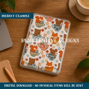 Peut inclure: Une coque de tablette transparente avec un motif répété d'animaux de la forêt dans des tasses à thé, lisant des livres. Le motif comprend des écureuils, des ours, des renards et des souris, avec le texte "RWS CREATIVE DESIGNS" et "PRODUCT EXAMPLE".