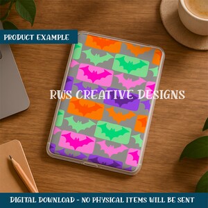 Può includere: Una custodia per tablet con un motivo ripetuto di pipistrelli colorati in arancione, verde, rosa e viola su sfondo grigio. Il testo "RWS CREATIVE DESIGNS" è visibile. Sono visibili anche le parole "PRODUCT EXAMPLE" e "DIGITAL DOWNLOAD - NO PHYSICAL ITEMS WILL BE SENT".
