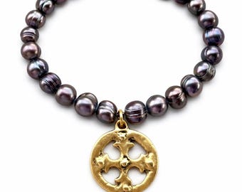 Ready to Ship - Bracelet / Grey - Freshwater Pearl -  Bead Stretch Bracelet with Charm - Gold - Antique Pearl - Gray - Cross - Pendant