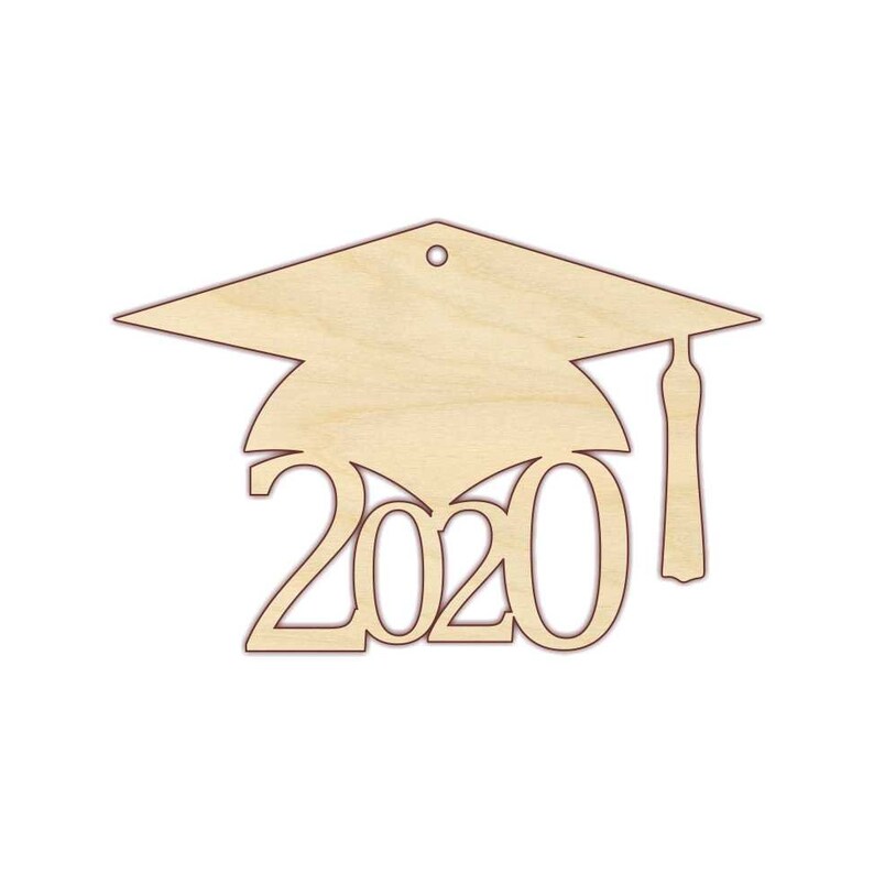 Puede incluir: Corte de madera de un gorro de graduaci&oacute;n con el a&ntilde;o 2020 en el centro. El gorro tiene un borl&oacute;n.