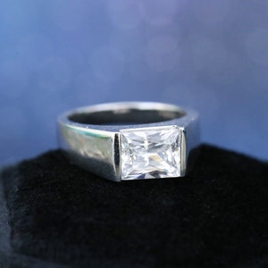 Cremation Ring for Ashes The Leon Ring 9x7mm Rectangle Cut Moissanite Cremation Ring for Ashes immagine 1