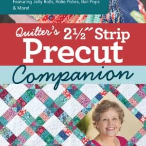 Op de afbeelding: Een boek getiteld "Quilter's 2 1/2" Strip Precut Companion" met een kleurrijk quiltpatroon op de omslag. Het boek bevat een gids voor 20 blokkenpatronen, waaronder jelly rolls, rolie polies en Bali pops.
