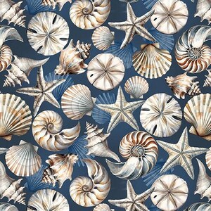 Puede incluir: Un patrón continuo que presenta varias conchas marinas, estrellas de mar y dólares de arena en tonos blanco, crema y marrón sobre un fondo azul marino oscuro. La ilustración incluye caracolas en espiral, vieiras en abanico y estrellas de mar.