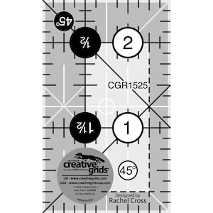 Op de afbeelding: Een transparante, antislip quiltliniaal met zwarte markeringen en een rasterpatroon. Voorzien van maten, hoeken en de tekst "creative grids". Bevat de tekst "Designed by Rachel Cross" en "MADE IN USA."