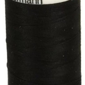 Puede incluir: Una bobina negra de hilo Gütermann con la etiqueta "Col. 10" y "Gütermann Germany 215234". La bobina está etiquetada con "500 m - 547 yds/vds".