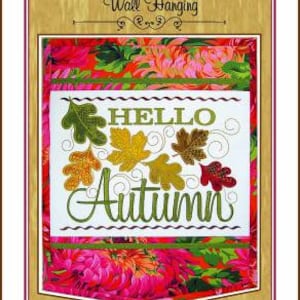 Może przedstawiać: Wiszący dekoracyjny z kwiatowym tłem z tkaniny i białym panelem z napisem "Hello Autumn" w zielonych i brązowych literach. Panel zawiera również haftowane jesienne liście w odcieniach żółtego, pomarańczowego i brązowego.
