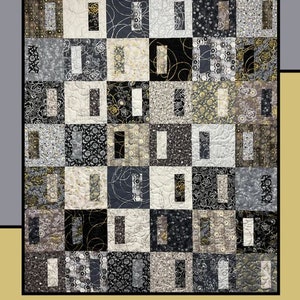 Może przedstawiać: Wzór patchworku zatytułowany "Truffles" autorstwa Heidi Cook dla Villa Rosa Designs. Wzór charakteryzuje się połączeniem kolorów czarnego, białego i złotego z różnymi geometrycznymi kształtami i wzorami.